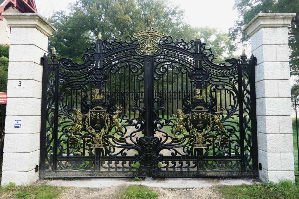 L'imposant portail du château de Le Gravier avec les armoiries au nom de la famille Foistenac 